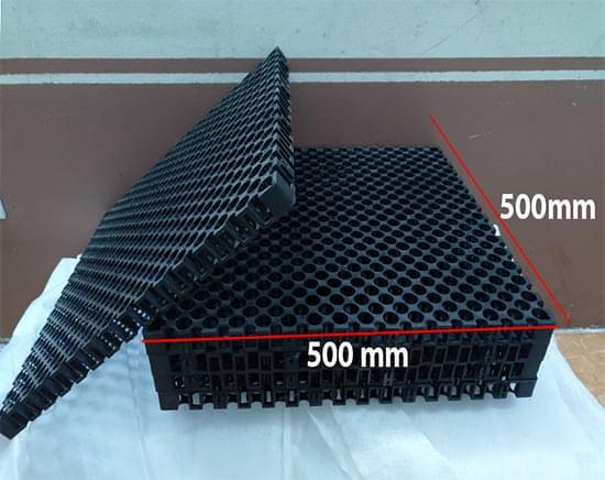 Vải địa kỹ thuật không dệt được trải đều trên nền đất trước khi đổ lớp vật liệu đệm trong thi công kè